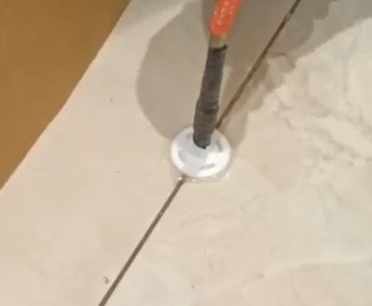 麻章瓷砖空鼓维修公司专业解答瓷砖在铺贴过程中，如果没有涂抹均匀到位的粘结材料（如水泥砂浆或瓷砖胶），可能会导致以下问题