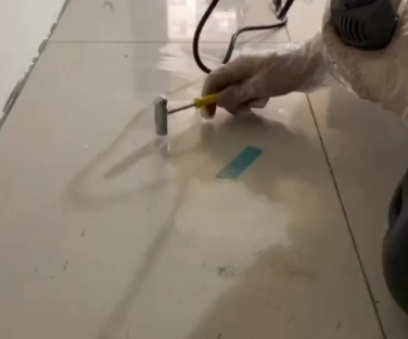 麻章瓷砖开裂维修公司专业分享瓷砖在铺贴前如果没有沥干水分，将会导致以下问题